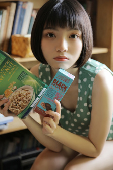 一边亲着一面膜下奶
